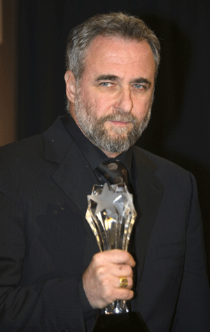 Israeli director Ari Folman poses with his award for Best Foreign Language Film for 'Waltz with Bashir' at the 14th annual Critics' Choice awards in Santa Monica, California Jan. 8, 2009. [Xinhua/Reuters]