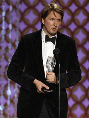 British director Tom Hooper accepts the award for Best Picture made for Television for 'John Adams' at the 14th annual Critics' Choice awards in Santa Monica, California Jan. 8, 2009. [Xinhua/Reuters]