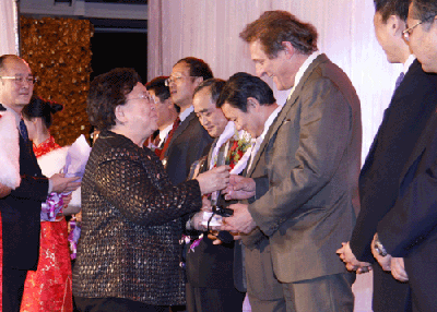 Peng Peiyun, president of the Chinese Red Cross, presents China's Corporate Social Responsibility Awards in Beijing on January 10, 2009. 