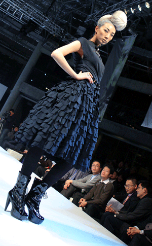 A model displays costumes during an environment-friendly fashion show in east China's Shanghai, Jan. 14, 2009.