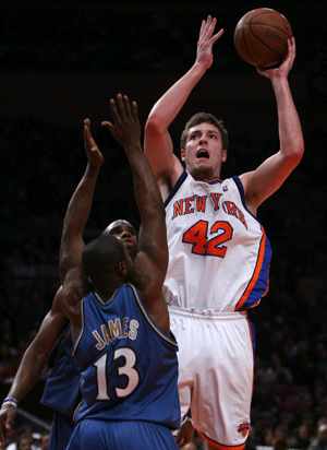 New York Knicks David Lee (R) jumps for a shot during the NBA game against Washington Wizards in New York, the United States, Jan. 14, 2009. Knicks won 128-122. 