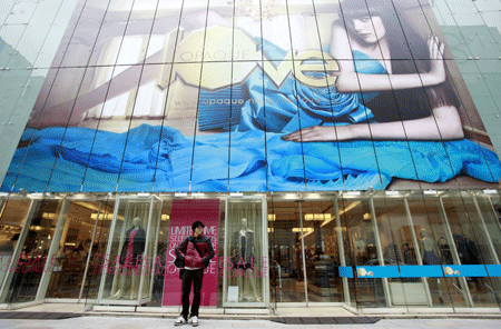 A young man stnads in front of a department store in the Ginza shopping district in Tokyo, capital of Japan, Jan. 20, 2009. Department store sales in Japan shrank by 4.3 percent year-on-year in 2008 to 7.38 trillion yen (US$81 billion), said the Japan Department Stores Association on Monday. [Xinhua]