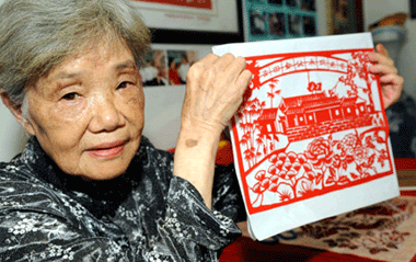 82-year-old Yuan Xiuying shows her paper-cut work in Zherong County, southeast China's Fujian Province, June 30, 2009. Yuan Xiuying is an inheritor of the Intangible Cultural Heritage of Zherong County. The paper-cuts in Zherong County have been sold to many countries and regions including USA, Canada, Australia, Egypt and Singapore.