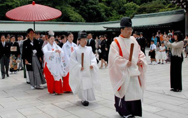 A pair young Japanese hold their traditional wedding ceremony at a shrine in Tokyo, capital of Japan, July 20, 2009. Holding a traditional wedding ceremony in ancient shrines has become the choice of many newlyweds in Japan. [Xinhua]