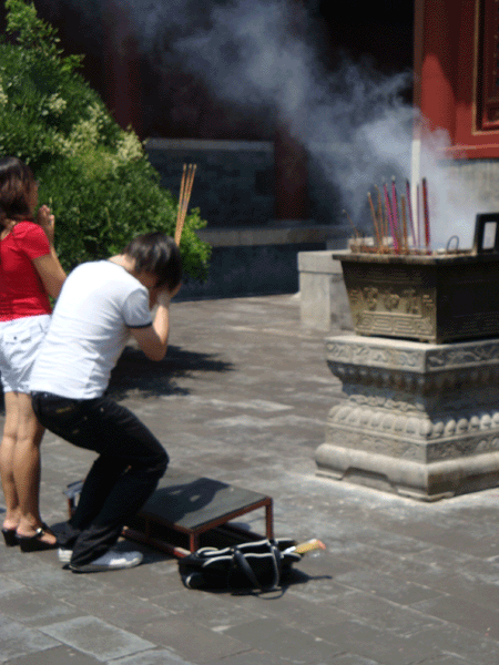 Insence fills the air at the Lama Temple[China.org.cn]