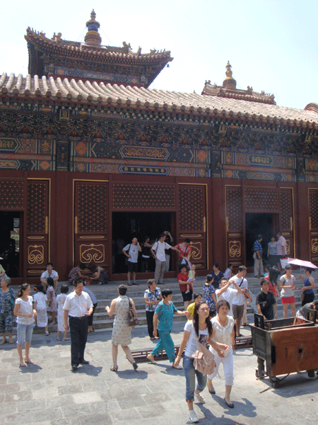 Many visitors come to the Lama Temple.[China.org.cn]