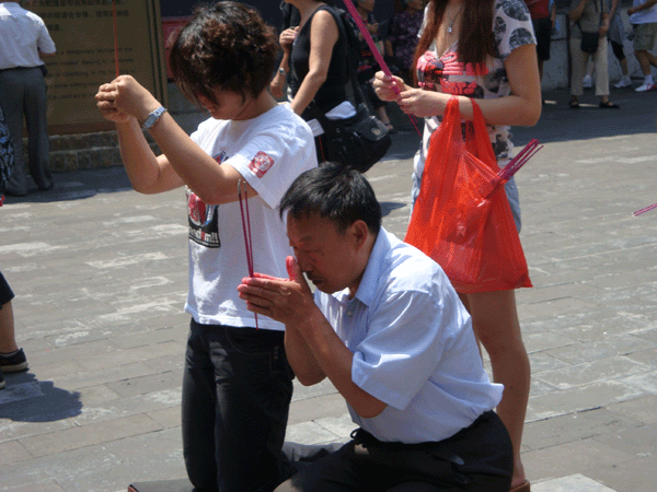 Worshipers[China.org.cn]