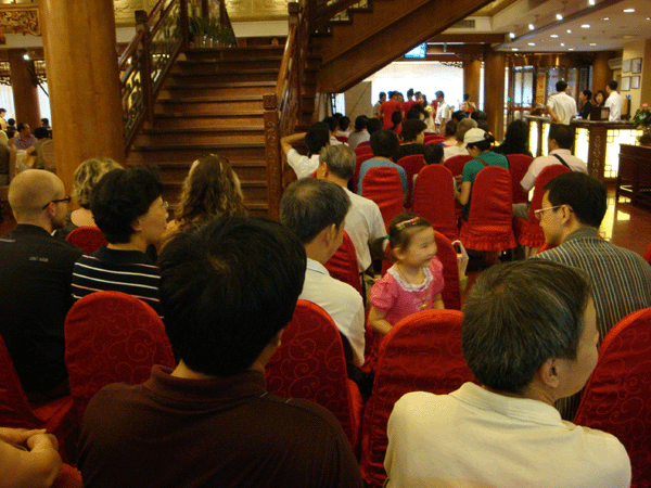 Hungry Diners await dinner at Quanjude Restaurant, a famous duck restaurant in Beijing. [China.org.cn]