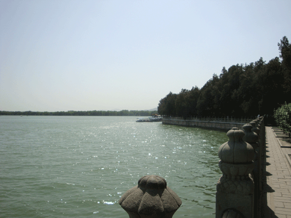 Kunming Lake encompases approximately three-quarters of the Summer Palace.[China.org.cn]