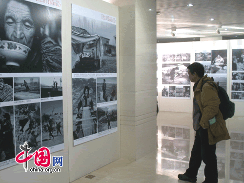 Visitors look at Li's works