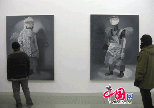 Visitors appreciate Xiong's works.