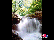 The Shuitao Gully, or Water Billowing Gully is situated in the Shuitao Gully Natural Scenic Zone in the rear part of Mianshan Mountain in Jiexiu City of central Shanxi Province. The Gully boasts beautiful waterside scenery within 10 miles, which is as beautiful as a 10-mile scroll painted with Chinese landscapes. [China.org.cn]