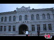 The Lushun Russia-Japan Prison was established by Tsarist invaders in 1902 and later expanded by Japanese aggressors. It covers an area of 226, 000 square meters and consists of 253 wards with a 2,000 capacity, 15 corvee workshops and a secret hanging room. The prison is now used as a memorial exhibition against the crimes of the imperialists. It's also one of the major national historical relics. [Yuan Fang/China.org.cn]