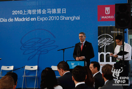 Caption: Madrid mayor Alberto Ruiz-Gallardón delivers a speech at the ceremony of Madrid National Pavilion Day.