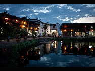 Located in the west of Lanxi in Jinhua city, Zhejiang Province, Zhuge Bagua Village is the biggest settlement for Zhuge Liang's descendants who have lived there for generations. The village was built according to the Eight Diagrams. Visitors can easily get lost in the village. The Zhong Pond is the basic point and the center of the village. Eight roads start from the pond and stretch respectively towards eight hills outside the town. [amazon97019/bbs.fengniao]