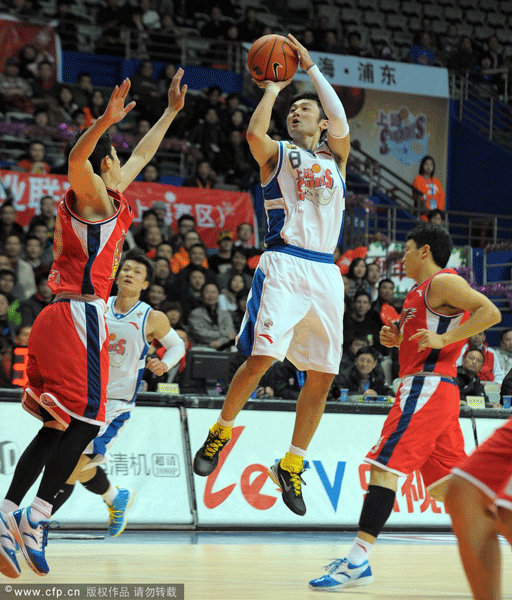  Liu Wei of Shanghai Sharks made a jumper during a CBA game between Shanghai and Qingdao on Dec. 30, 2011.