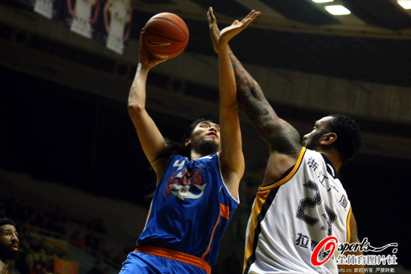 Ramos of Guangsha Lions tries to bolck Zeng Wending's shot during a CBA match between Shanghai Sharks and Guangsha Lions on Jan.9, 2012.