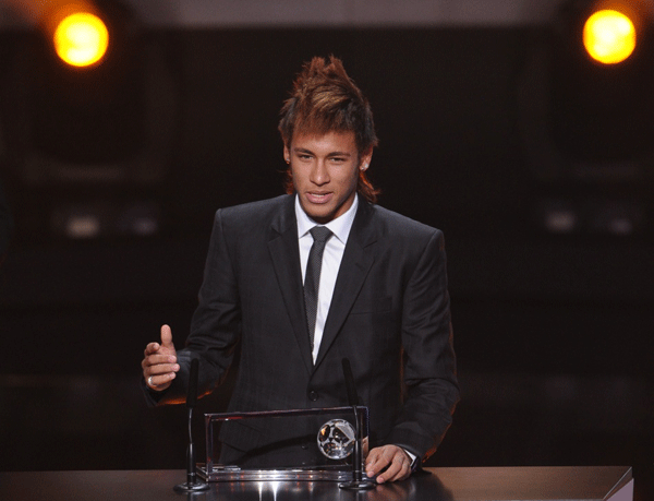 Neymar picks up the FIFA Puskas award for best goal. .[Source:Sina.com]