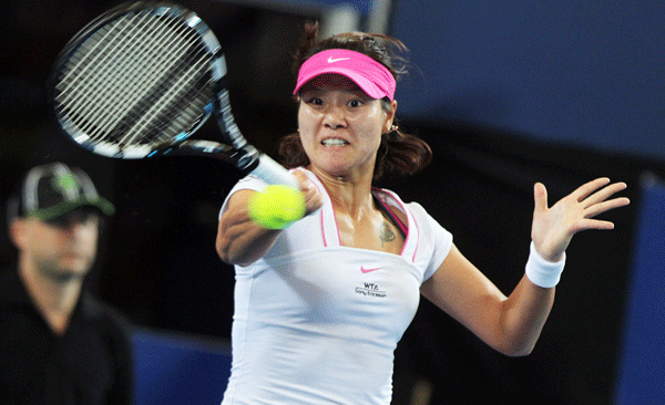 Li Na of China returns a ball at the Hopman Cup against Spain's Garrigues on Jan. 3, 2012.[Source:Sina.com] 