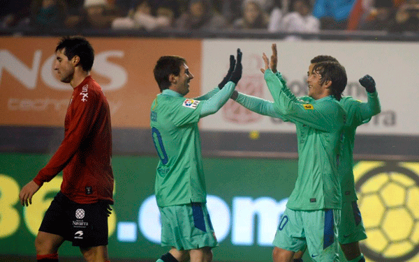  Lionel Messi and his Barcelona teammates celebrate victory during a King's Cup against Osasuna on Jan.12, 2012.[Source:Sina.com]