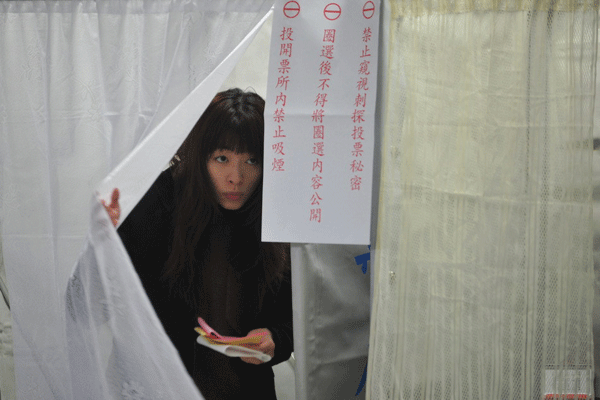 A women goes to vote in Taiwan leader election which starts on Saturday, Jan.14, 2012.