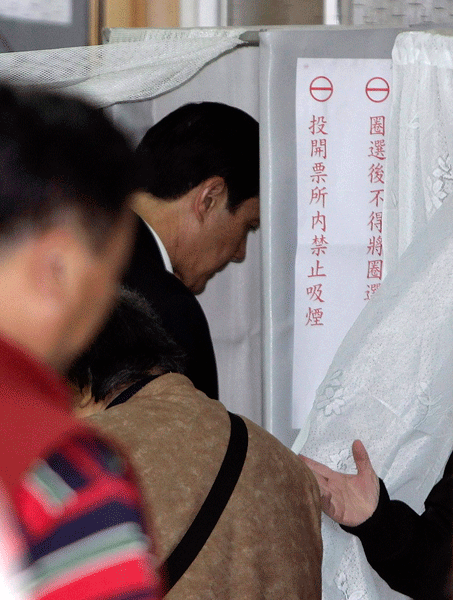 Ma Ying-jeou, candidate of the Kuomintang Party for Taiwan leader election casts his vote in a polling station on Saturday, Jan.14, 2012.