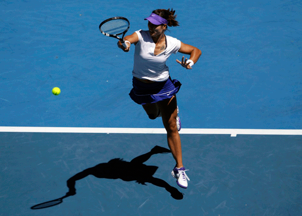 Li Na of China returns a ball during a match against Ksenia Pervak of Kazakhstan in the first round of Australian Open on Jan. 16, 2012. [Source:Sina.com]