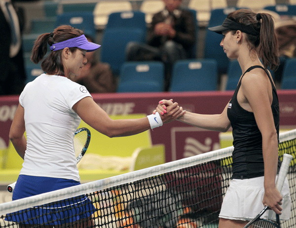 Li Na of China shook hands with Tsvetana Pironkova of Bulgaria after withdrew with a back problem. [Source:Sina.com]