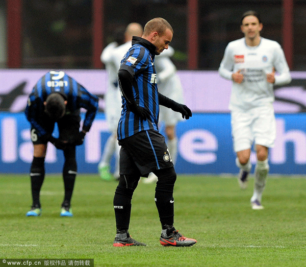 Wesley Sneijder of FC Inter Milan looks dejected during the Serie A match between FC Internazionale Milano and Novara Calcio at Stadio Giuseppe Meazza on February 12, 2012 in Milan, Italy. 