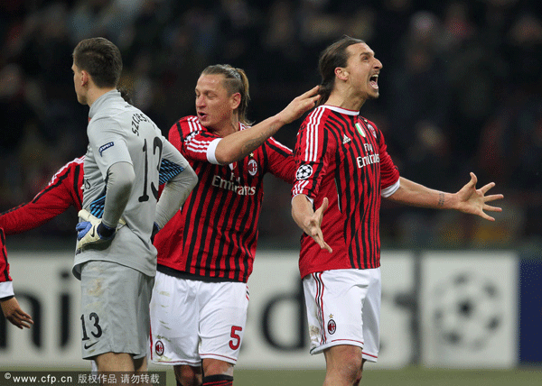 AC Milan's Zlatan Ibrahimovic celebrates the fourth goal as Arsenal goalkeeper Wojciech Szczesny stands dejected