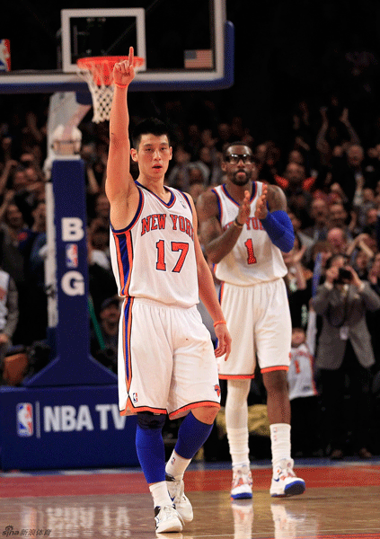 Jeremy Lin of the New York Knicks and his teammate Amare Stoudemire react during the game against the Dallas Mavericks at Madison Square Garden on February 19, 2012 in New York City. [Source:Sina.com]