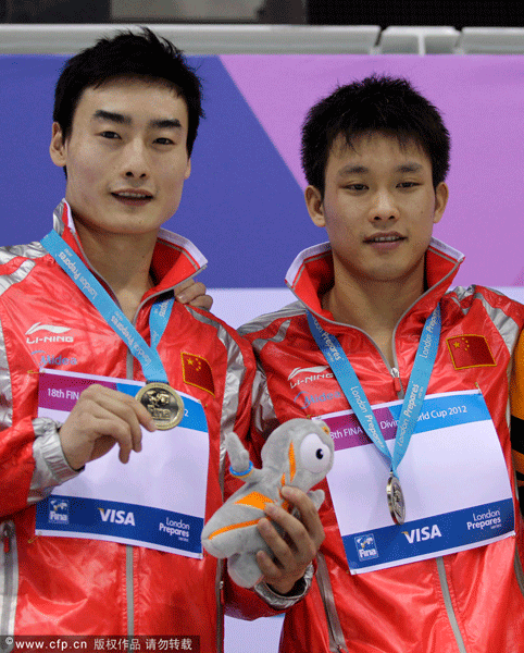 China's Qin Kai (L) and Luo Yutong win the men's synchronized 3-meter springboard.