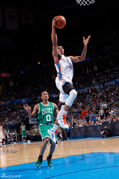  Russell Westbrook of Thunders goes up for a basket during a NBA game between Thunders and Celtics on Feb. 22, 2012.