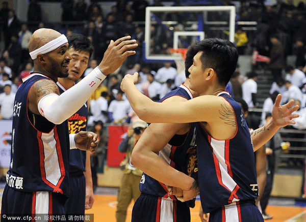 Guangdong Hongyuan players celebrate victory in the first game of CBA semifinal against Xinjiang Guanghui on March 4, 2012.