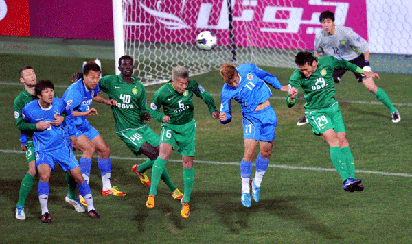   Beijing Guo'an's Xu Liang (fourth from right) competes for the ball with Lee Keun-ho of South Korean side Ulsan Hyundai during their AFC Champions League Group F match in Ulsan, South Korea on Mar.6, 2012. 