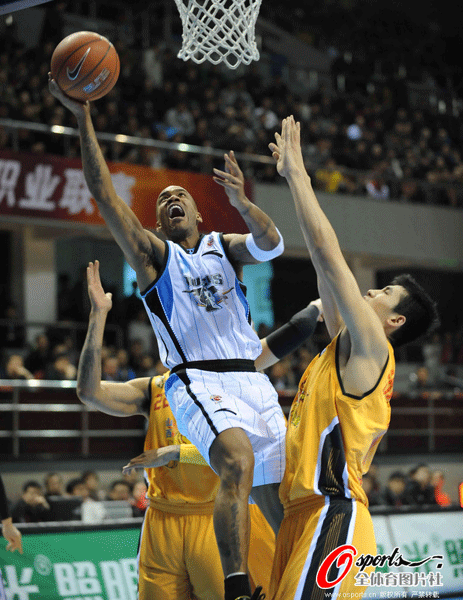  Stephon Marbury of Beijing Ducks goes up for a basket in a CBA playoff game between Beijing and Shanxi. 