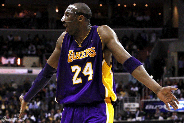  Kobe Bryant reacts in Lakers' loss to Washington Wizards on Mar. 8, 2012.