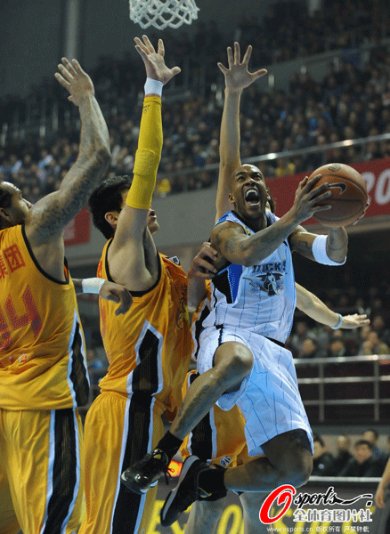 Stephon Marbury of Beijing Ducks goes up against defenders in a CBA playoff game between Beijing and Shanxi on Mar. 9, 2012.