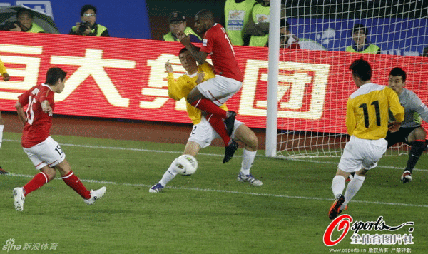 Dario Conca's first goal helped Guangzhou Evergrand level the score in a CSL match between Guangzhou Evergrand and Shanghai Shenxin on March 11, 2012.