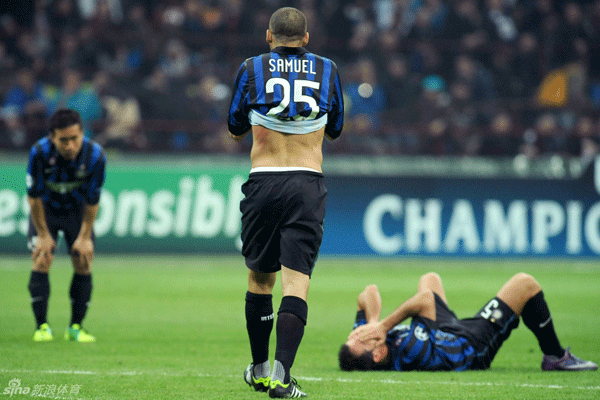  Inter Milan players react against Marseille at the end of their second leg Champions League round of 16 football match in Milan's San Siro Stadium on March 13, 2012.