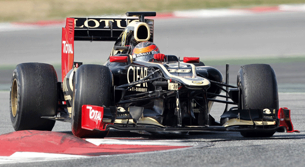 Lotus Formula One driver Kimi Raikkonen of Finland takes a curve during a training session at Circuit de Catalunya racetrack, in Montmelo, near Barcelona, March 1, 2012. [Photo\Agencies]