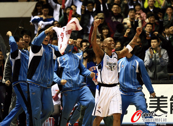 Stephon Marbury and his teammates celebrate as Beijing Ducks cruise past Shanxi Zhongyu 3-2 with a 110-98 home victory on Sunday, making it to the CBA finals for the first time.