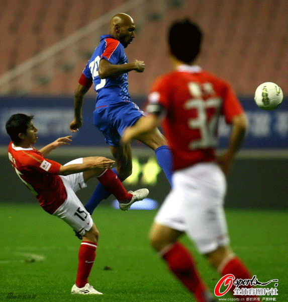 Nicolas Anelka of Shanghai Shenhua and Dario Conca of Guangzhou Evergrand vie for the ball during a CSL match between Shanghai and Guangzhou on March 30, 2012 at at the Hongkou Football Stadium.