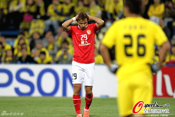 Gao Lin of Guangzhou Evergrand reacts after missing an opportunity to score during an AFC Champions League match between Guangzhou Evergrande and Kashiwa Reysol at Hitachi Stadium on Wednesday night.