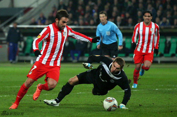 Adrian Lopez Alvarez dribbled past Hannover goalkeeper Zieler to open the scoring for Atletico Madrid during Europa League second on Thursday.