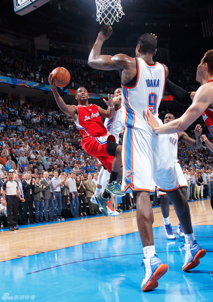 Chris Paul's layup with 8.8 seconds left gave Los Angeles a 100-98 win over the host Oklahoma City Thunder.