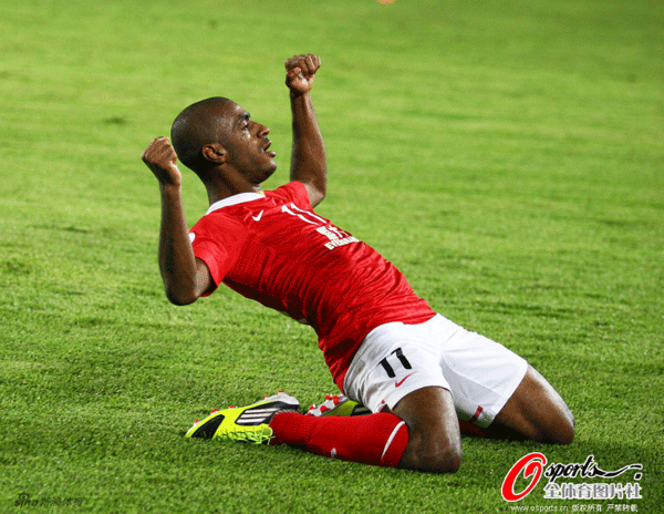  Muriqui celebrated his second goal of the match.