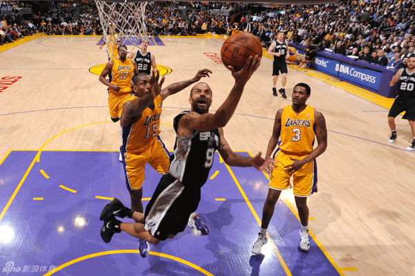 Tony Parker goes up for a basket during Spurs' win over Lakers in Staples Center on April 18, 2012.