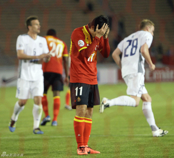  Tamada dejected after missing the penalty.