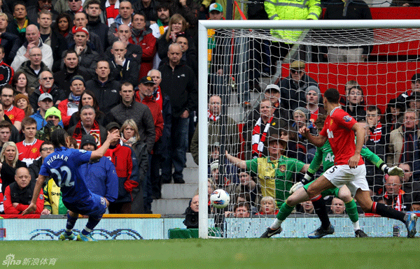 Steven Pienaar steers home the crucial equaliser for Everton.